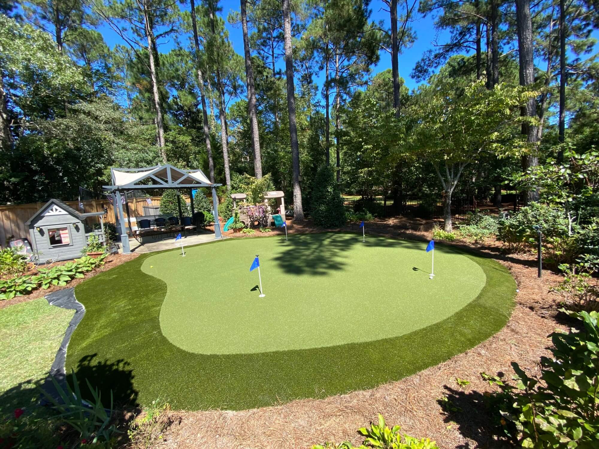 Residential backyard golf green from SYNLawn Carolina