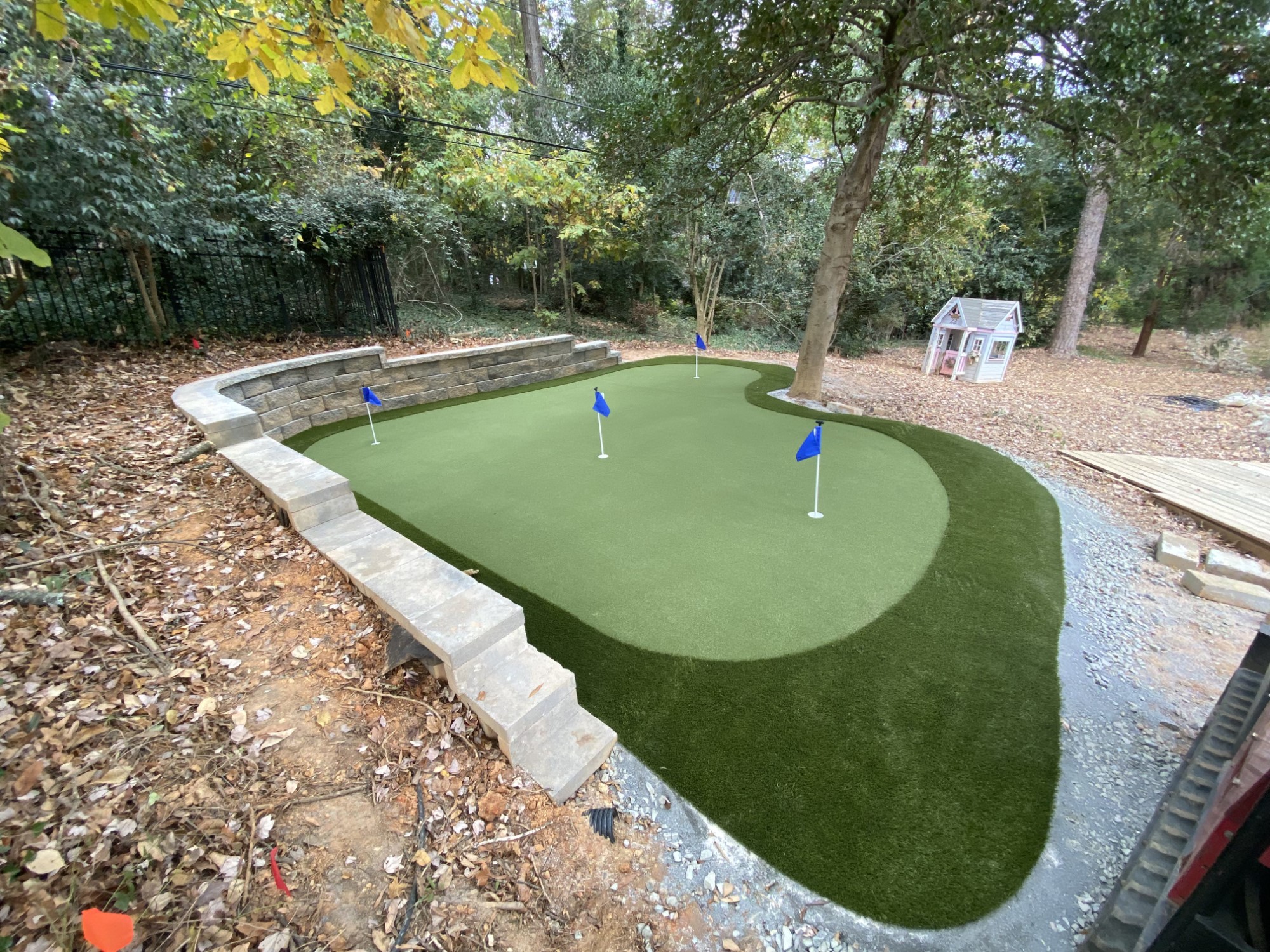 Backyard golf green from SYNLawn