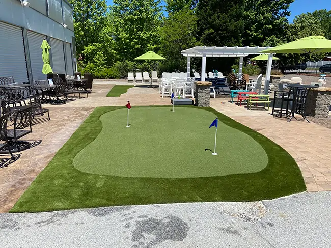 Backyard putting green from SYNlawn