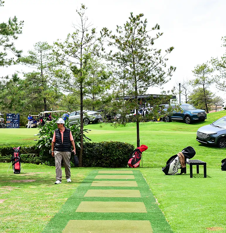 golfers-practicing-driving-range Golfer practicing on artificial grass from SYNLawn