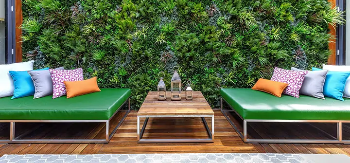 Artificial green wall installed by SYNLawn